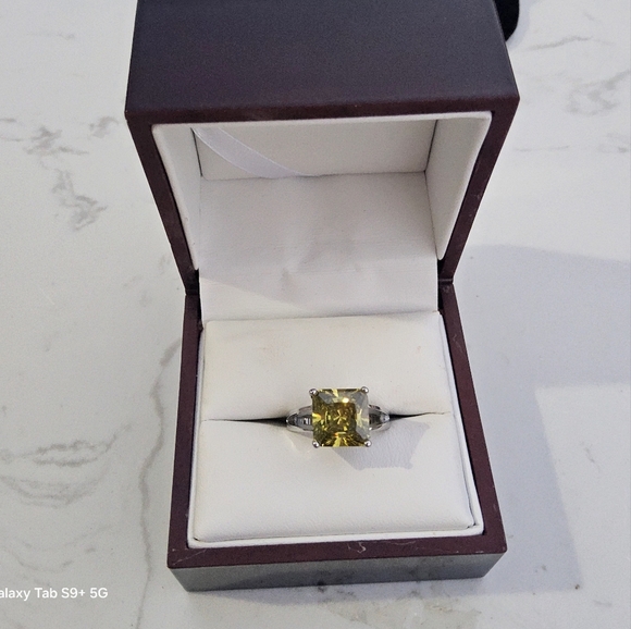 Yellow and Silver Geometric Star Ring - Picture 7 of 7